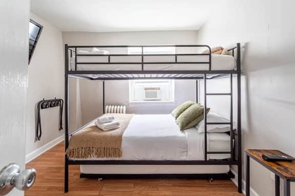 Deluxe 4BR-2BA-12Beds | Parking | NYC | EWR 15 min - Image 4