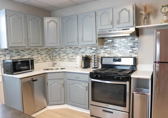 Deluxe 4BR-2BA-12Beds | Parking | NYC | EWR 15 min - Image 3