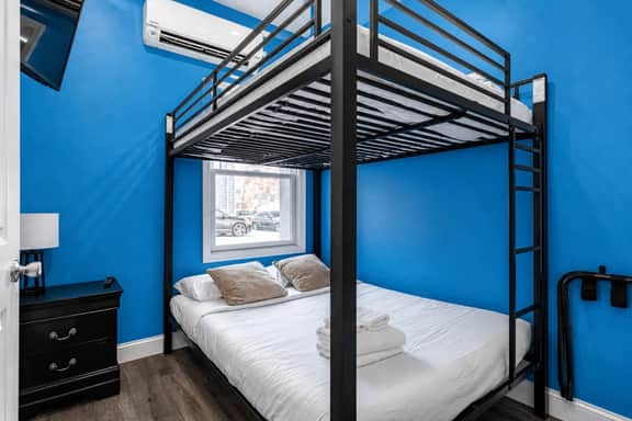 Luxurious 4BR-2BA-9Beds | NYC | EWR | Free Parking - Image 4