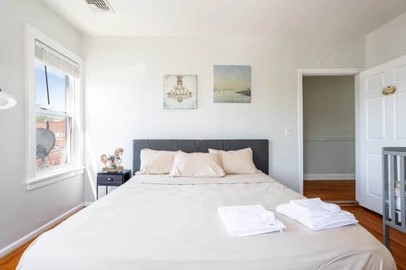 Spacious 2BR-1BA-4 Beds | NYC | EWR | Free Parking - Image 2